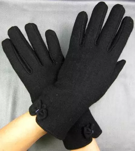 Gloves ya Wanawake (Picha 123): Nini kuvaa mifano nyeusi na nyekundu, suede na sueden, jinsi ya kuamua ukubwa 15201_35