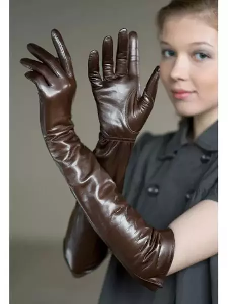 Sarung tangan wanita (123 gambar): Apa yang harus memakai model hitam dan merah, suede dan bulu, bagaimana untuk menentukan saiznya 15201_50