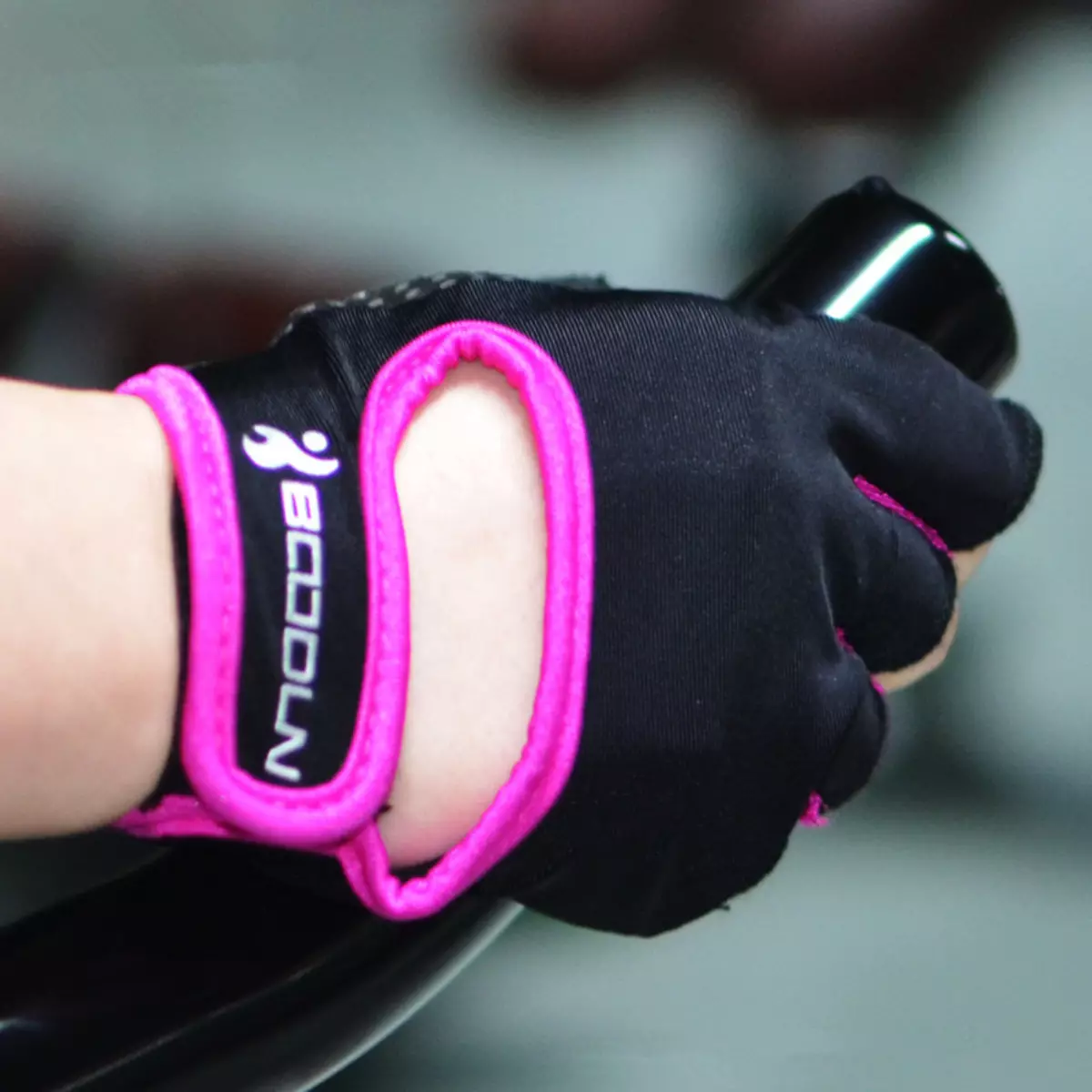 Fitness rukavice (73 fotografije): Ženski sportski modeli bez prstiju, sorte rukavica za sport 15202_16
