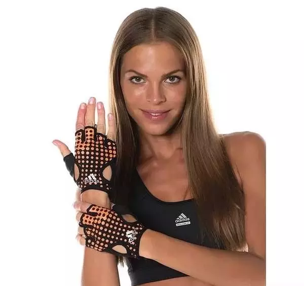 Fitness rukavice (73 fotografije): Ženski sportski modeli bez prstiju, sorte rukavica za sport 15202_39
