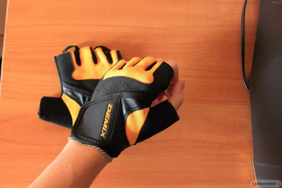 Fitness Gloves (73 fotoj): Virinaj sportaj modeloj sen fingroj, variaĵoj de gantoj por sportoj 15202_47