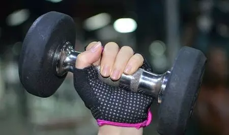 Fitness kindad (73 fotot): naiste spordimudeliteta ilma sõrmed, sortide sport 15202_65