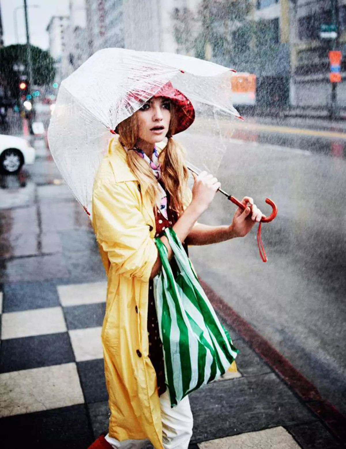 Плащ под дождь. Девушка в дождевике. Образ девушки с зонтом. Девушка с зонтом летом. Девушка с яркими зонтиками.