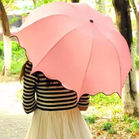 Suno ombrelo (72 fotoj): Virina puntoj penetritaj ombrelo-bastonon 15238_10