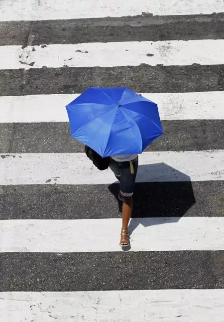 Suno ombrelo (72 fotoj): Virina puntoj penetritaj ombrelo-bastonon 15238_33