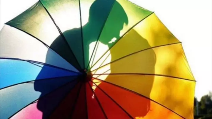 ομπρέλες Rainbow (50 φωτογραφίες): Πολύχρωμο ζαχαροκάλαμο και αλλάζει το χρώμα πτυσσόμενα ομπρέλα-ουράνιο τόξο 15239_14