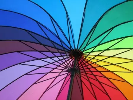 Ĉielarko ombrelojn (50 fotoj): Multkolora bastonon kaj ŝanĝante koloron faldebla ombrelo-ĉielarko 15239_18