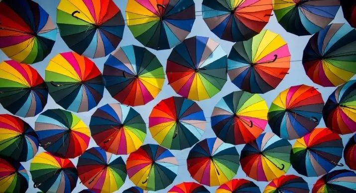 Rainbow Umbrellas (50 ფოტო): Multicolored Cane და შეცვლის ფერი დასაკეცი ქოლგა-ცისარტყელა 15239_21