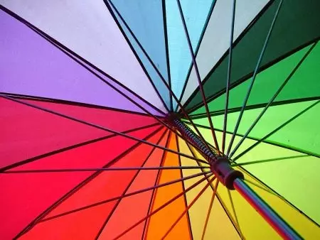 Vaivorykštės skėčiai (50 nuotraukų): spalvotas cukranendrių ir keičiasi spalvų sulankstymo skėčio-vaivorykštė 15239_22