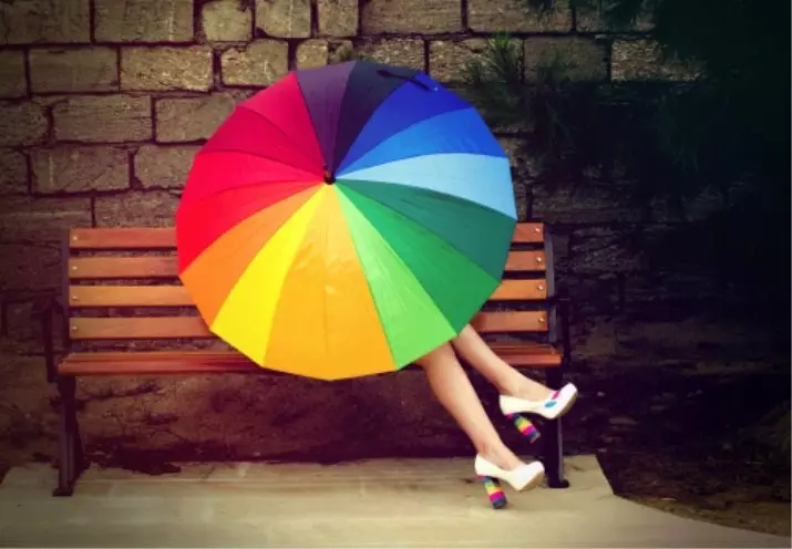 Vaivorykštės skėčiai (50 nuotraukų): spalvotas cukranendrių ir keičiasi spalvų sulankstymo skėčio-vaivorykštė 15239_24