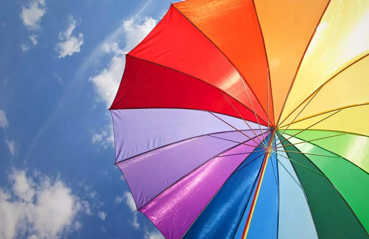 Rainbow sambrele (50 foto's): Veelkleurige kierie en die verandering van kleur vou sambreel-reënboog 15239_25