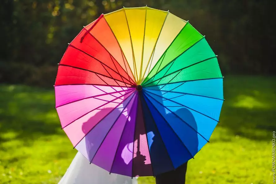 Rainbow Umbrellas (50 ფოტო): Multicolored Cane და შეცვლის ფერი დასაკეცი ქოლგა-ცისარტყელა 15239_26