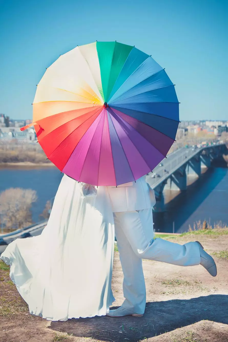 Ĉielarko ombrelojn (50 fotoj): Multkolora bastonon kaj ŝanĝante koloron faldebla ombrelo-ĉielarko 15239_3