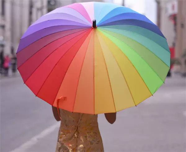 ομπρέλες Rainbow (50 φωτογραφίες): Πολύχρωμο ζαχαροκάλαμο και αλλάζει το χρώμα πτυσσόμενα ομπρέλα-ουράνιο τόξο 15239_37