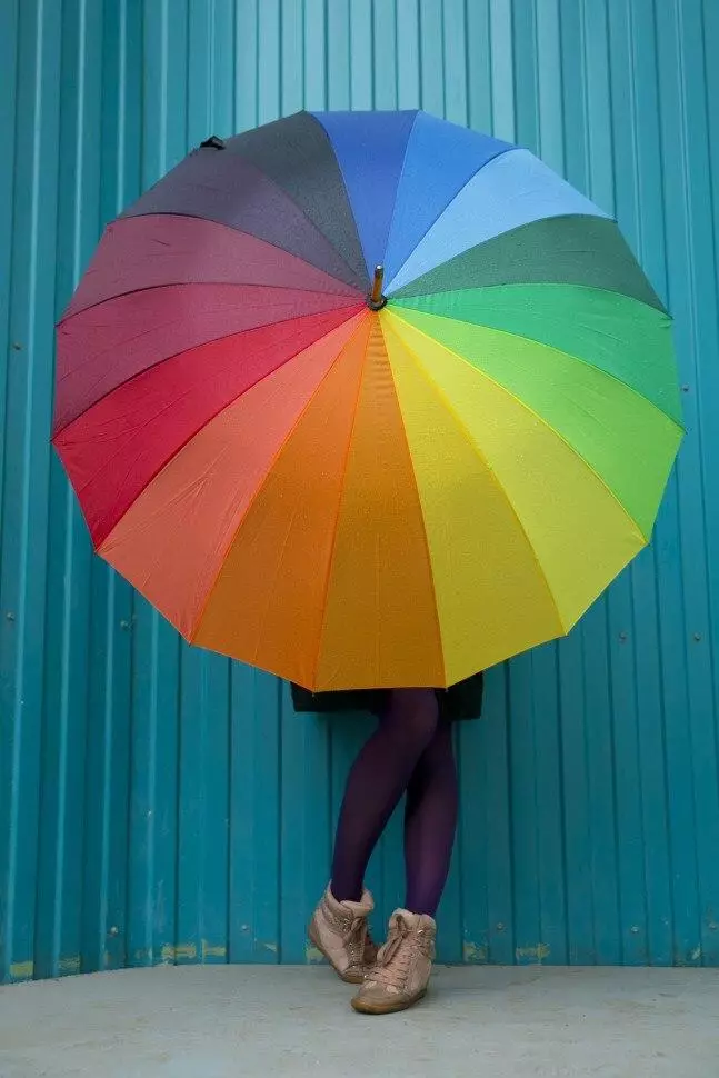 Ĉielarko ombrelojn (50 fotoj): Multkolora bastonon kaj ŝanĝante koloron faldebla ombrelo-ĉielarko 15239_39