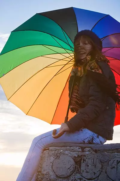 Ĉielarko ombrelojn (50 fotoj): Multkolora bastonon kaj ŝanĝante koloron faldebla ombrelo-ĉielarko 15239_48