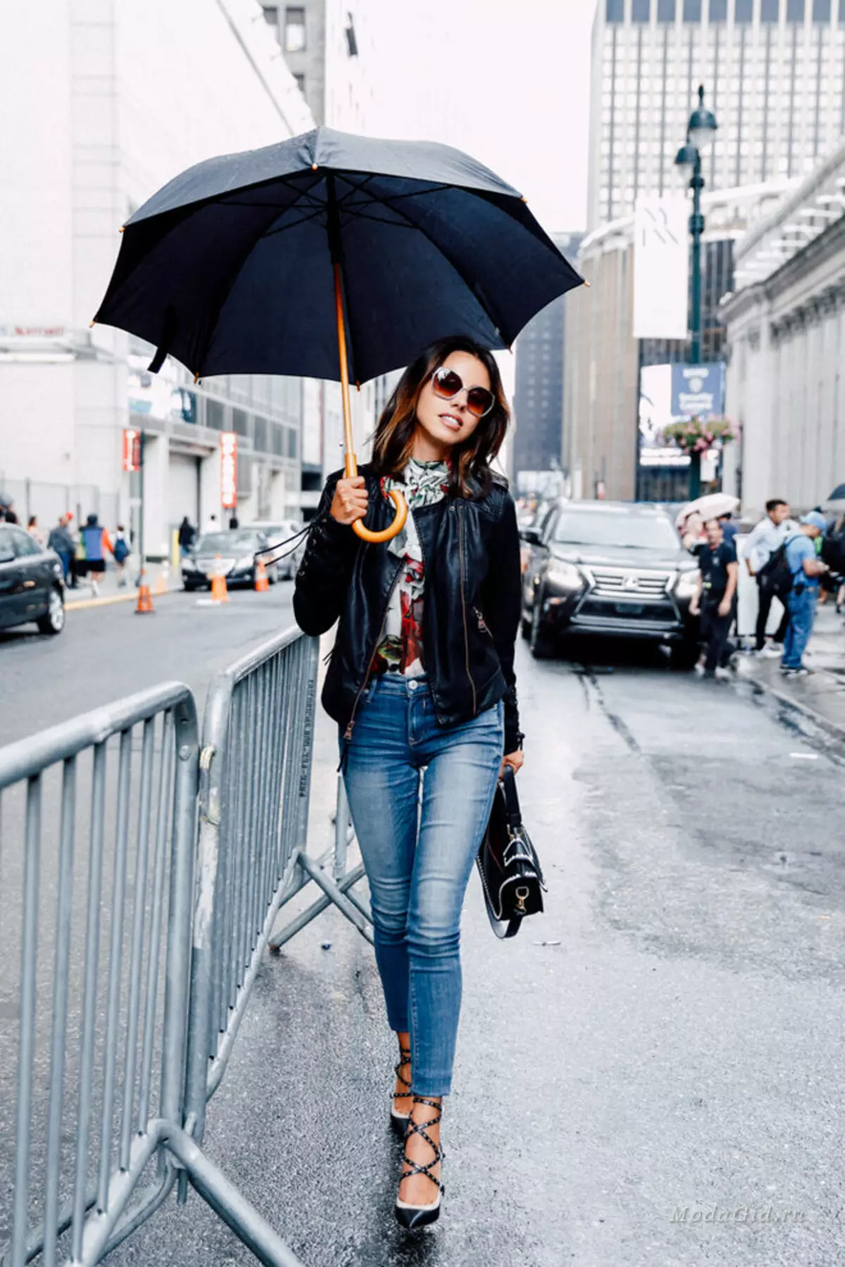 15 градусов как одеваться. Образы с зонтом. Стильный образ с зонтом. Образ в дождливую погоду. Стильно одеться в дождь.