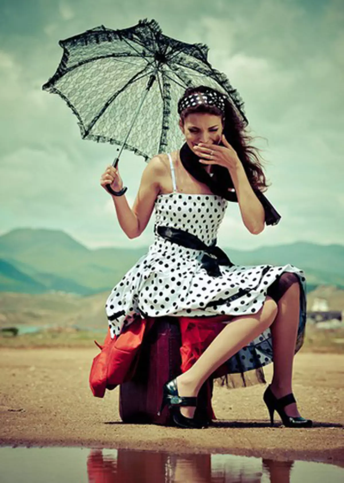 Umbrella dress. Девушка в платье в горох. Девушка брюнетка в платье в горошек. Девушка в Красном платье в горошек. Счастливая девушка платье в горох.