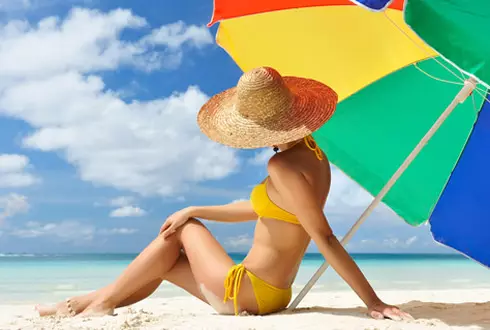 Beach Umbrella (61 mga larawan): Summer folding mas mataas na kalsada at mga modelo ng kamay mula sa araw para sa beach, tulad ng mga ito ay tinatawag na 15244_11