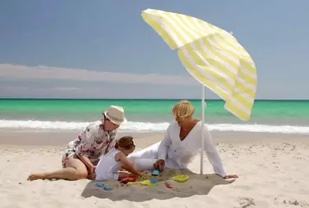 Umbrella de praia (61 fotos): Verán dobra a estrada maior e modelos de man do sol para a praia, como son chamados 15244_16