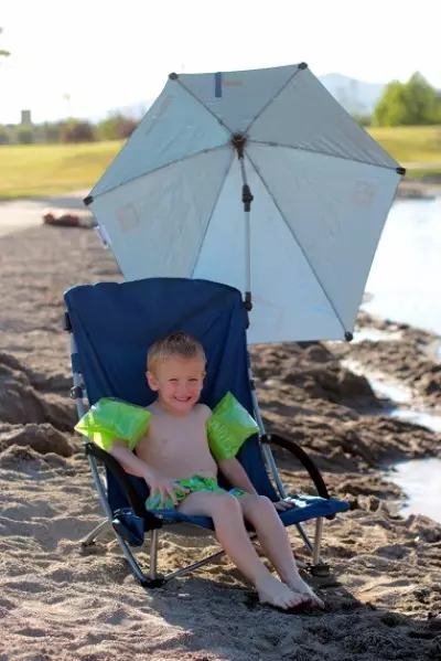 Beach Umbrella (61 mga larawan): Summer folding mas mataas na kalsada at mga modelo ng kamay mula sa araw para sa beach, tulad ng mga ito ay tinatawag na 15244_21