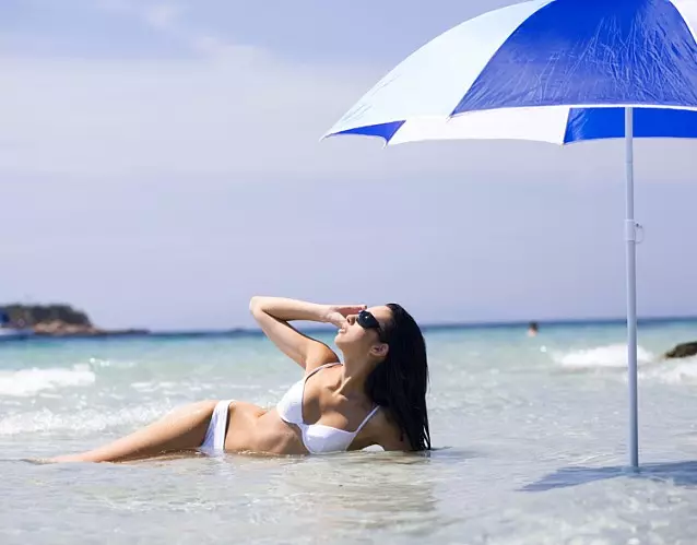 Beach Umbrella (61 mga larawan): Summer folding mas mataas na kalsada at mga modelo ng kamay mula sa araw para sa beach, tulad ng mga ito ay tinatawag na 15244_22