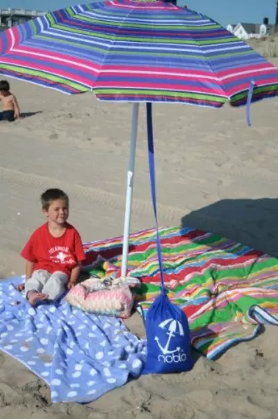 Пляжний парасолька (61 фото): літні складні великі дорожні і ручні моделі від сонця для пляжу, як вони називаються 15244_29