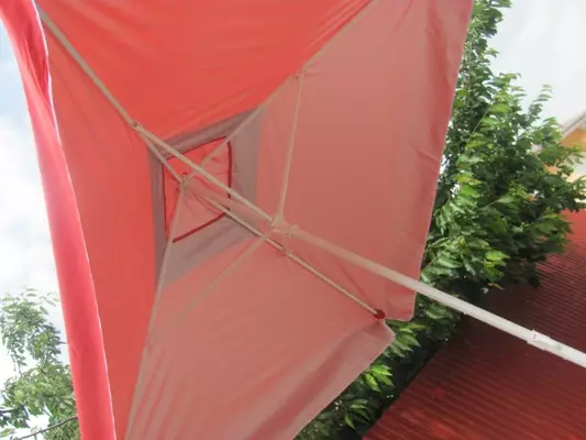 Strân Ubrella (61 foto's): Summer foldje gruttere dyk en hânmodellen út 'e sinne foar it strân, lykas se wurde neamd 15244_32