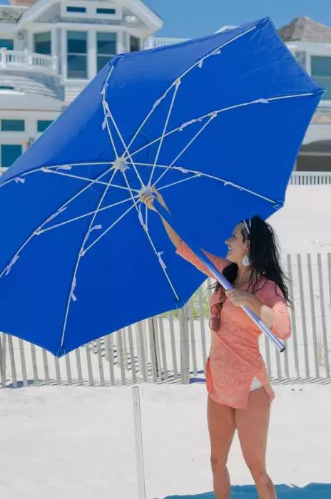 Beach Umbrella (61 mga larawan): Summer folding mas mataas na kalsada at mga modelo ng kamay mula sa araw para sa beach, tulad ng mga ito ay tinatawag na 15244_33