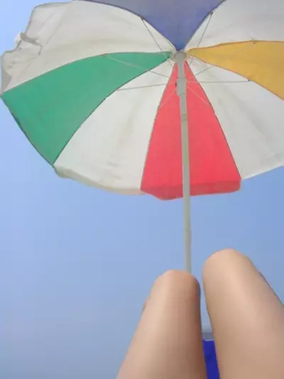 Beach Umbrella (61 mga larawan): Summer folding mas mataas na kalsada at mga modelo ng kamay mula sa araw para sa beach, tulad ng mga ito ay tinatawag na 15244_34