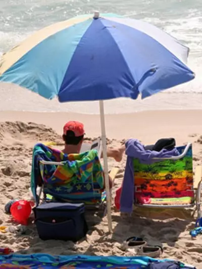 Umbrella de praia (61 fotos): Verán dobra a estrada maior e modelos de man do sol para a praia, como son chamados 15244_35