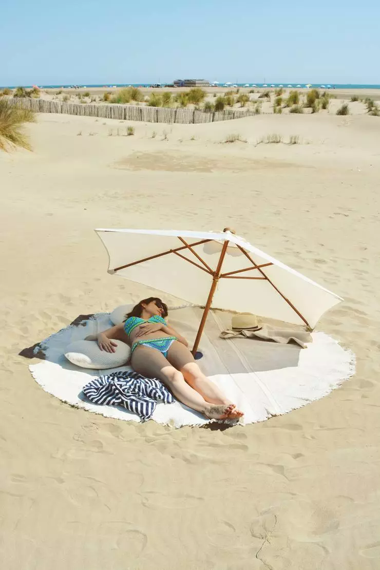 Beach Umbrella (61 mga larawan): Summer folding mas mataas na kalsada at mga modelo ng kamay mula sa araw para sa beach, tulad ng mga ito ay tinatawag na 15244_36