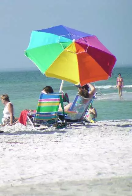 Beach Umbrella (61 mga larawan): Summer folding mas mataas na kalsada at mga modelo ng kamay mula sa araw para sa beach, tulad ng mga ito ay tinatawag na 15244_37