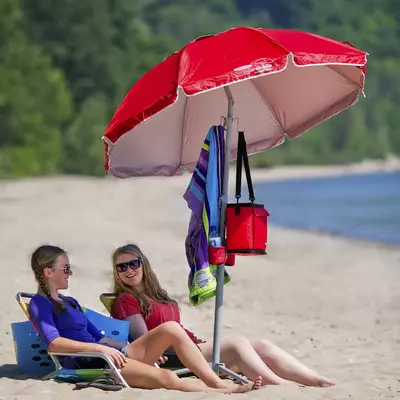 Beach Umbrella (61 mga larawan): Summer folding mas mataas na kalsada at mga modelo ng kamay mula sa araw para sa beach, tulad ng mga ito ay tinatawag na 15244_38