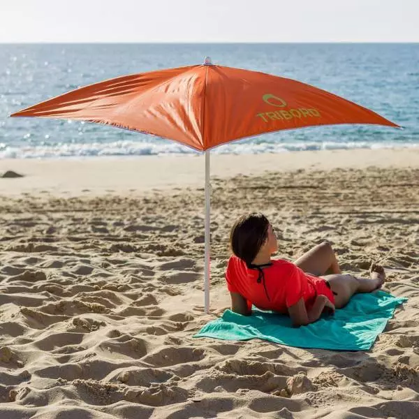 Beach Paraplu (61 foto's): Zomer vouwt grotere weg en handmodellen van de zon voor het strand, zoals ze worden genoemd 15244_4