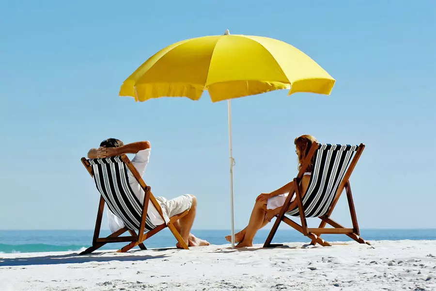 Плажен чадър (61 снимки): Лято сгъваеми големи пътни и ръчни модели от слънцето за плажа, както те се наричат 15244_54