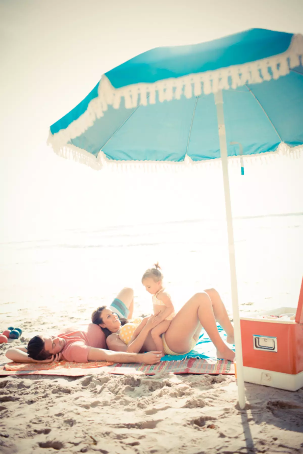 Strandparaply (61 bilder): Sommar vikar större väg och handmodeller från solen till stranden, som de kallas 15244_56
