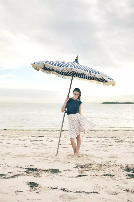 Beach Umbrella (61 mga larawan): Summer folding mas mataas na kalsada at mga modelo ng kamay mula sa araw para sa beach, tulad ng mga ito ay tinatawag na 15244_59