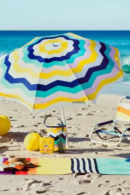 沙滩伞（61张照片）：夏天折叠着大型道路和手部模型从太阳为海滩，因为它们被召唤 15244_61