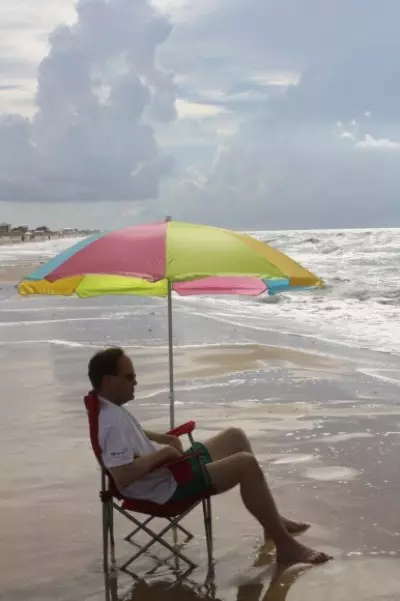 Beach Umbrella (61 mga larawan): Summer folding mas mataas na kalsada at mga modelo ng kamay mula sa araw para sa beach, tulad ng mga ito ay tinatawag na 15244_9