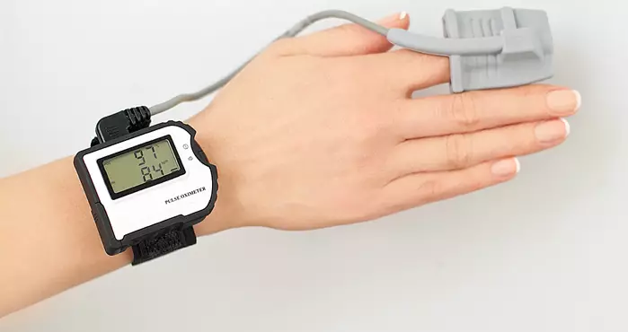 Bracelet Smart Pulse et Pression (36 Photos): Modèles médicaux avec un tonomètre et avec un cardiogramme, pour la condition physique 15255_8