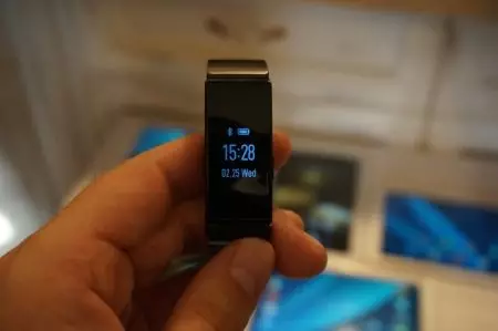 Aptitud pulsera de Huawei (22 fotos): Modelos inteligentes Banda de Honor A1 y B0 café, negro, así como Talkband B2, Comentarios brazaletes deportivos 15259_17