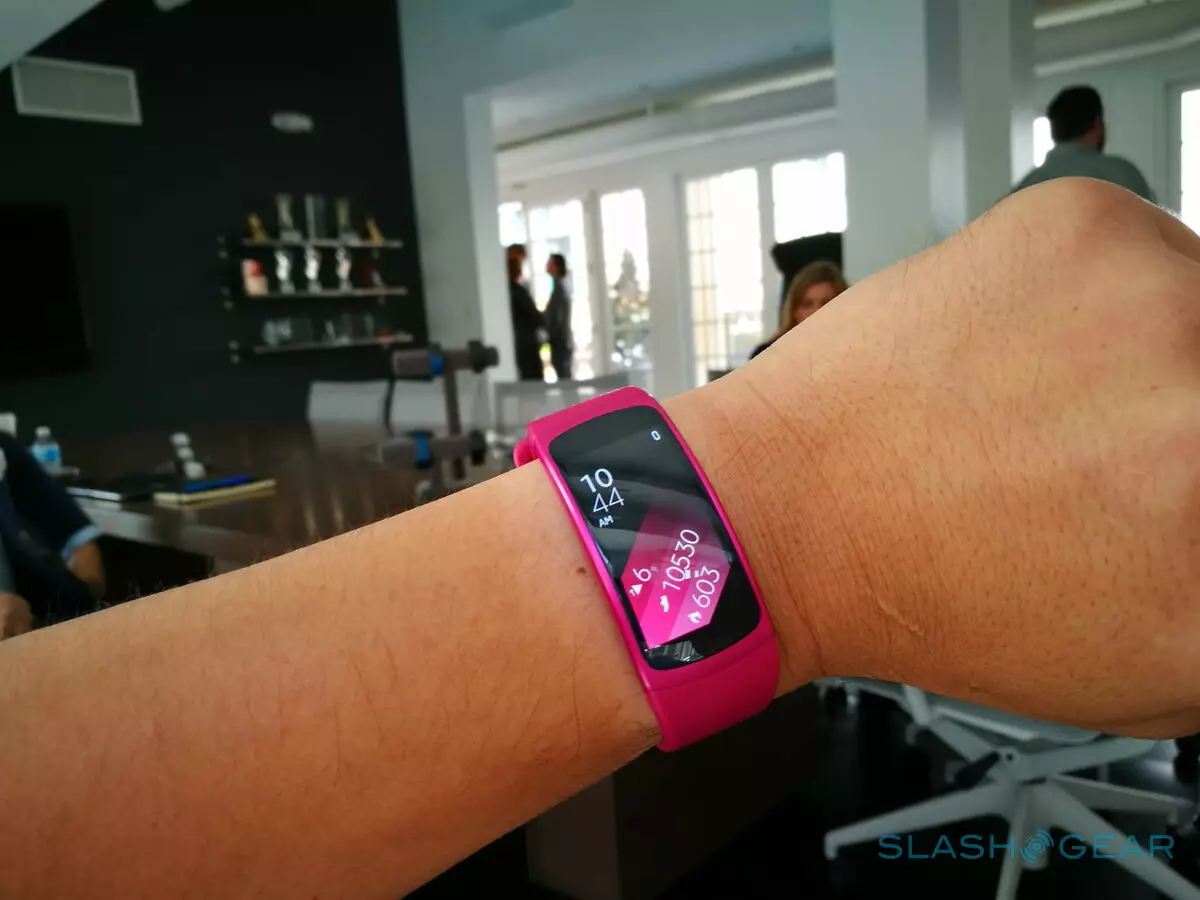 Samsung Fitness Gelang (68 Gambar): Model Smart Sports Gear Fit 2 dan Charm, Ulasan Samsung 15270_33