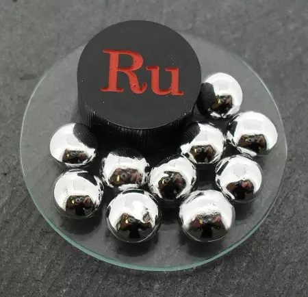 Ruthenies (22 ảnh): nó là gì? Công thức điện tử của nguyên tố hóa học và cấu hình của nó. Để vinh danh những gì các ruthenies được gọi và tài sản của nó là gì? 15278_5