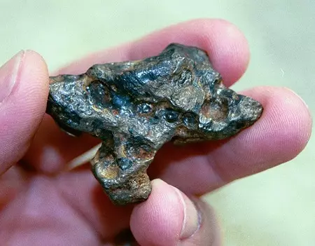 Iridium (31 valokuvat): Mikä tämä metalli on? Sulatusmemiallisen elementin, ominaisuuksien ja sovelluksen tiheys ja lämpötila 15283_14