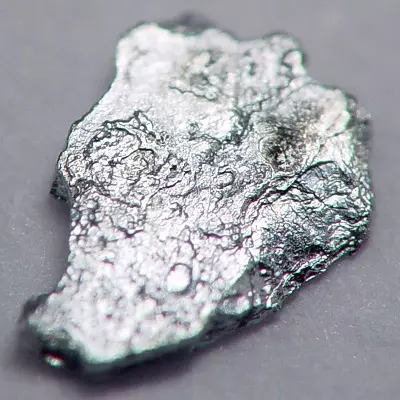 Iridium (31 Poto): Naon logam ieu? Kapadetan sareng suhu Lill Unsur kimia, sipat sareng aplikasi 15283_4