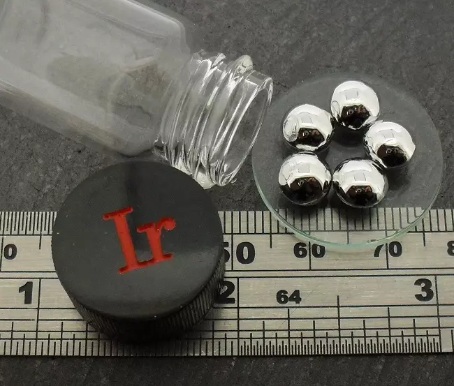 Iridium (31 argazki): Zer da metal hau? Elementu kimikoak urtzeko dentsitatea eta tenperatura, propietateak eta aplikazioak 15283_5