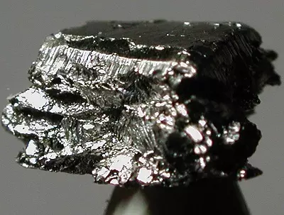 Iridium (31 fotos): ¿Qué es este metal? Densidad y temperatura del elemento químico de fusión, propiedades y aplicación. 15283_8