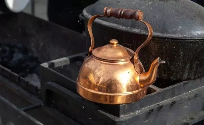 Comment nettoyer le bronze à la maison? À quelle vitesse nettoient-ils rapidement et efficacement le chandelier de mariée et d'autres produits? 15296_15