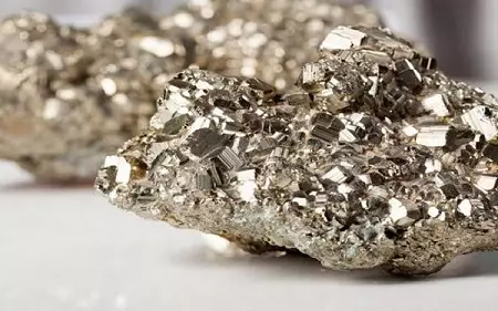 Platinum Metale: Çfarë është platoni? Lista e tyre dhe kimia. Ku zakonisht janë shpërndarë? Depozita, marrja dhe përdorimi 15308_11